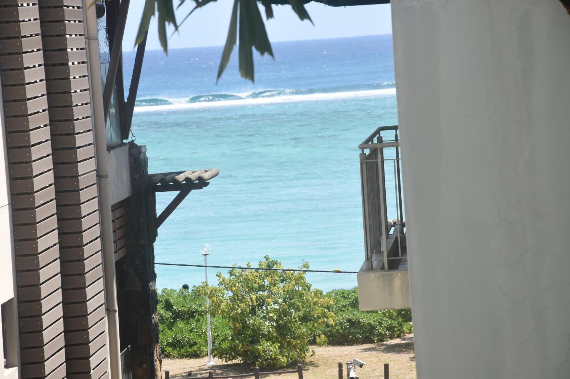 Blue Waves Beachfront Penthouse * Flic-en-Flacq